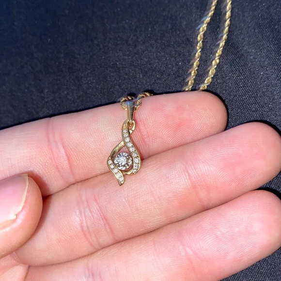 Woman’s 10k gold necklace